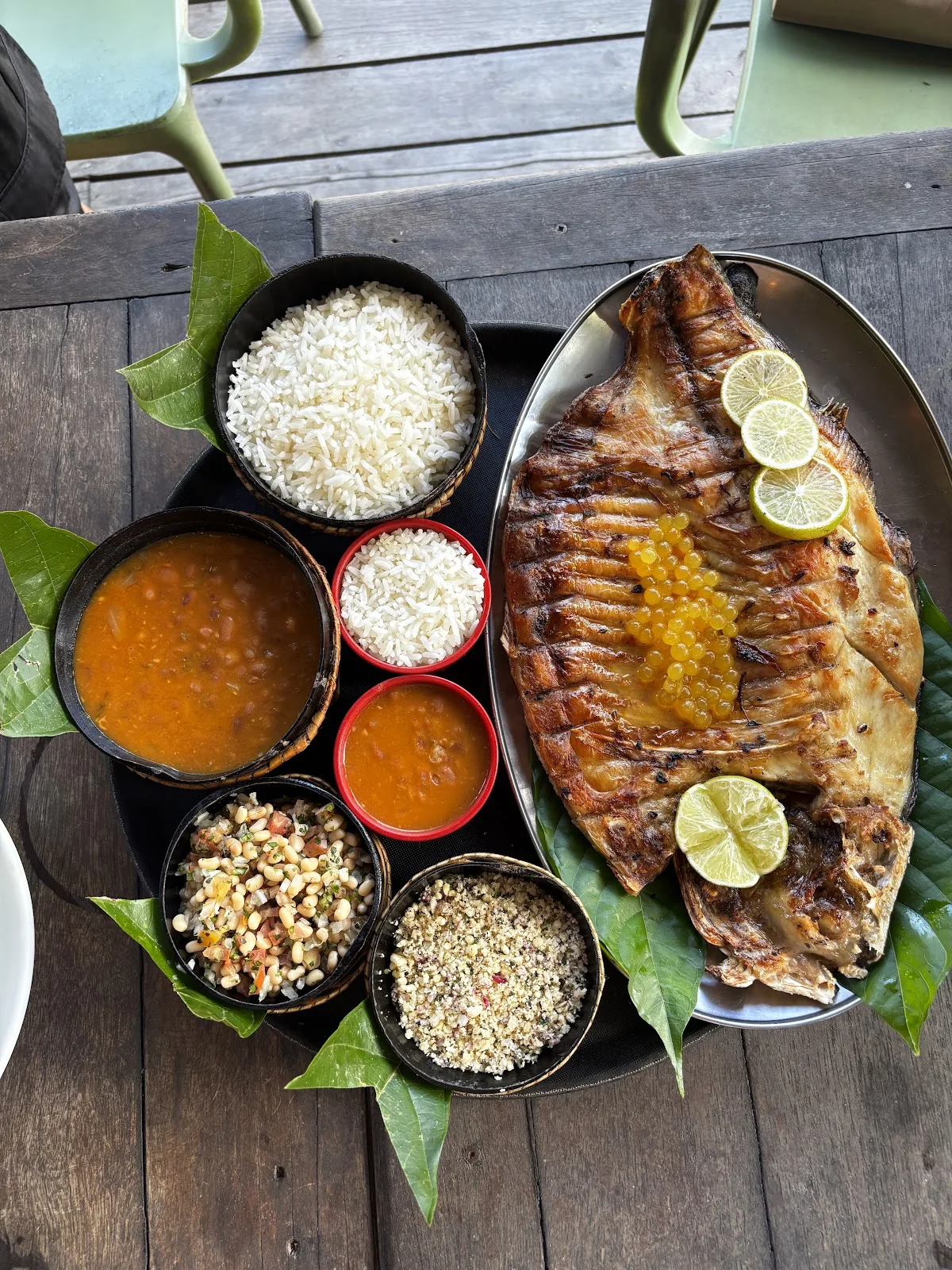 Peixe grelhado com acompanhamentos regionais